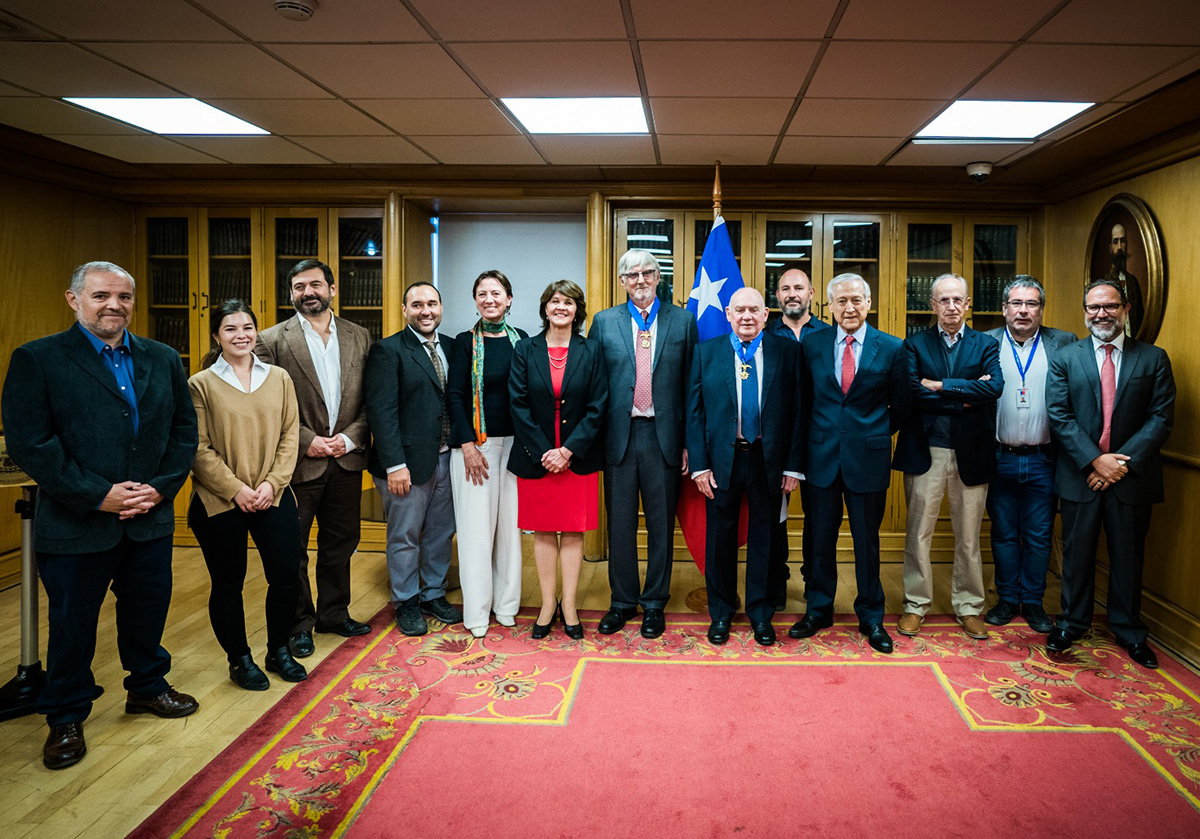 Dr. Howard Wheater; Dr. Denis Peach; Foreign Minister Heraldo Muñoz; Chile’s Agent in the Silala case, Dr. Ximena Fuentes; and key members of Chile’s scientific and legal teams from the ICJ (Photo submitted)